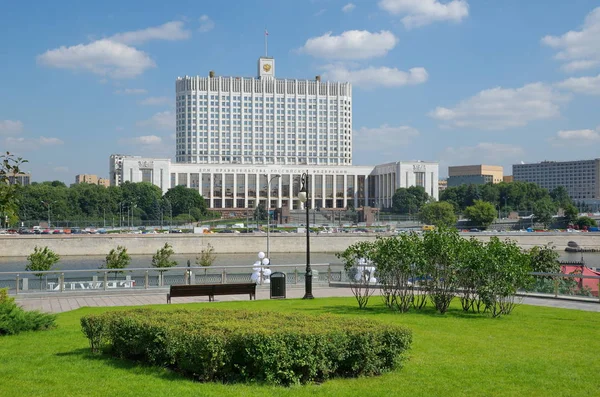 Taras Shevchenko 'dan gelen Rusya Federasyonu hükümeti evi görünümü. Moscow, Rusya Federasyonu