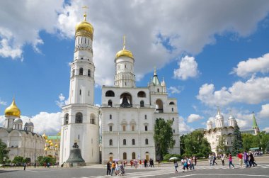 Moskova, Rusya-11 Temmuz 2017: Moskova Kremlin katedrallerin mimari topluluğunda yaz manzarası