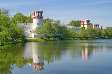 Bir güneşli bahar gününde Novodevichy Manastırı ve Big Novodevichy gölet görünümü. Moscow, Rusya Federasyonu