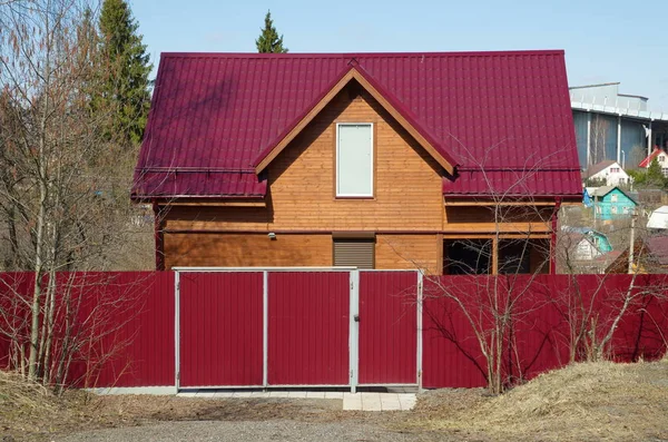 Landhaus Aus Holz Mit Einem Zaun Aus Metall — Stockfoto