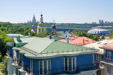 Moskova, Rusya 'daki Andreevsky Manastırı kiliselerinin kubbeleri üzerinde Rus Bilimler Akademisi gözlem güvertesinden görünüm