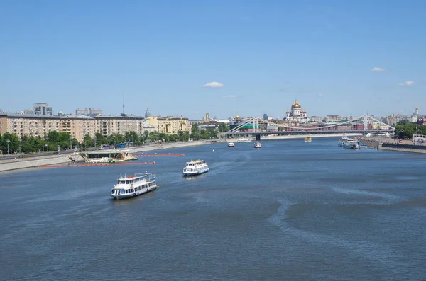 Zomer Uitzicht Krim Brug Moskouse Rivier Met Pleziervaartuigen Moskou Rusland — Stockfoto