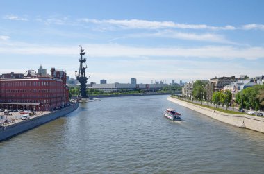 Moskova, Rusya - 15 Haziran 2018: Bersenevskaya, Prechistenskaya ve Krymskaya setlerinin yaz manzarası ve Büyük Peter anıtı