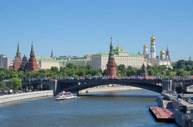 Moskova, Rusya - 15 Haziran 2018: Moskova Kremlin ve Büyük Taş Köprüsü'nün yaz manzarası