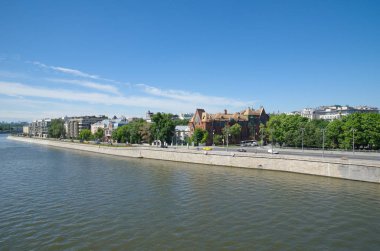 Moskova, Rusya'da Prechistenskaya dolgu yaz görünümü