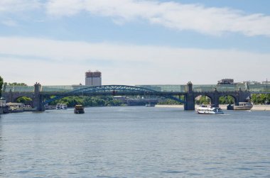 Andreyevsky (Puşkinsky) köprüsü ve Moskova nehri, Rusya yaz görünümü