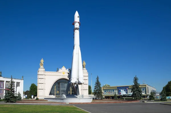 モスクワ ロシア 2018 Vdnhのコスモスパビリオンでボストーク宇宙ロケットのコピー — ストック写真