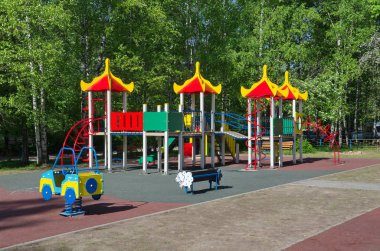 Bahçedeki çocuk parkı.