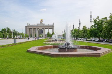 Moskova, Rusya - 20 Mayıs 2019: Enea'daki ana girişin bahar manzarası