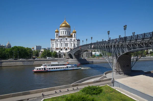 Kurtarıcı Mesih Katedrali ve Patriarchal Köprüsü. Güneşli bir yaz gününde Moskova nehrinde zevk teknesi yüzerler. Moscow, Rusya Federasyonu