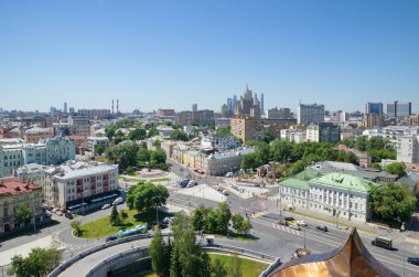Moskova, Rusya-4 Haziran 2019: Kurtarıcı Mesih Katedrali gözlem güvertesinden Moskova sokaklarında yaz görünümü