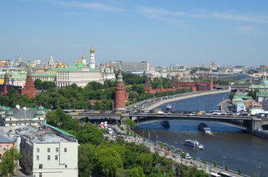 Moskova Kremlin ve güneşli bir yaz günü büyük taş köprü güzel görünümü, Rusya