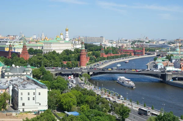 夏のモスクワ クレムリンとビッグストーン橋の眺め ロシア — ストック写真