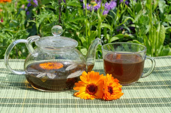 Tee Mit Ringelblume Und Minze Freien — Stockfoto