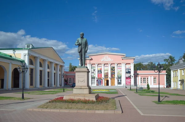 リャザン ロシア 2018 地域フィルハーモニーの建物の近くに学者イワン ペトロヴィッチ パブロフへの記念碑 記念碑は1949年に建立されました 彫刻家 マナイザー — ストック写真