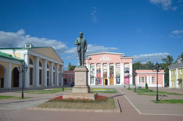 Ryazan, Rusya - 17 Ağustos 2018: Bölge Filarmoni Orkestrası binasının yakınında akademisyen Ivan Petrovich Pavlov anıtı. Anıt 1949 yılında dikilmiştir. Heykeltıraş M. G. Manizer