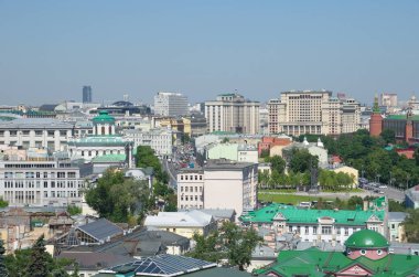 Moskova, Rusya-4 Haziran 2019: Kurtarıcı Mesih Katedrali gözlem güvertesinden Moskova sokaklarında yaz görünümü