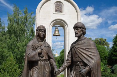 Dmitrov, Moskova bölgesi, Rusya - 24 Haziran 2019: Kutsal Prens Peter ve Murom Prensesi Fevronia Anıtı