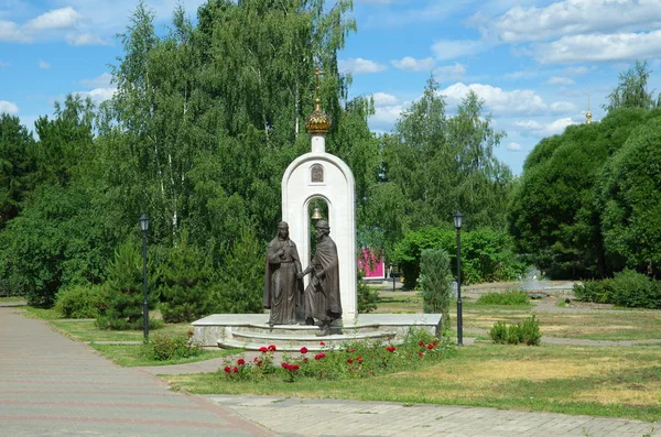 ドミトロフ モスクワ地域 ロシア 2019年6月24日 地元の伝承のドミトロフ博物館の領土にムロムの聖なる王子ピーターとフェブロニアの記念碑 — ストック写真