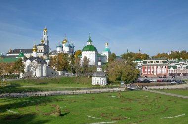 Sergiev Posad, Moskova bölgesi, Rusya - 9 Ekim 2018: Kutsal Teslis-St. Sergius Lavra'nın Sonbahar görünümü 