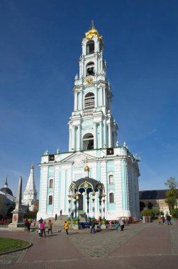 Sergiev Posad, Moskova bölgesi, Rusya - 9 Ekim 2018: St. Sergius Kutsal Teslis Lavra'da çan kulesi ve su Şapeli-gölgelik