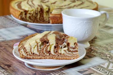 Zebra sünger kek ve masada süt bir Fincan