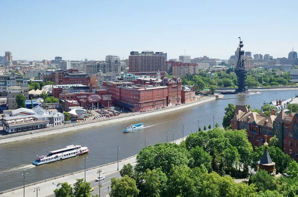 Moskova, Rusya - 4 Haziran 2019: Bersenevskaya setinin yaz manzarası, eski şekerleme fabrikası 