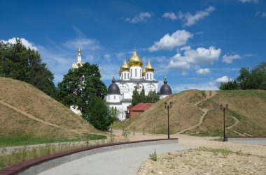 Güneşli bir yaz gününde Dmitrov Kremlin Varsayım Katedrali. Dmitrov, Moscow region, Rusya Federasyonu
