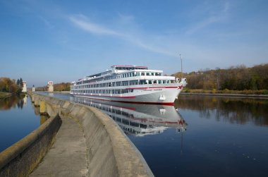 Yakhroma, Moskova bölgesi, Rusya - 14 Ekim 2018: Moskova kanal adı üzerinde ağ geçidi 3 üzerinde gemi 