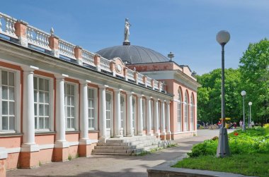 Moskova, Rusya - 20 Mayıs 2019: Vorontsovo emlak Kuzey hizmet binası (sera) (Vorontsov Park)