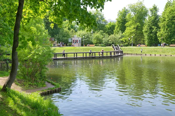 Moscow Russia May 2019 Vorontsov Park Vorontsov Ponds Wooden Bridge — Stock Photo, Image