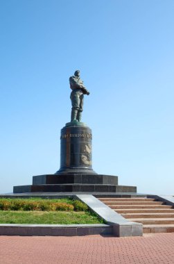 Nizhny Novgorod, Rusya - 19 Ağustos 2018: Minin ve Pozharsky meydanında Valery Chkalov Anıtı