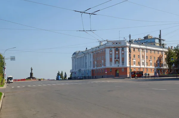 下诺夫哥罗德 俄罗斯 2018年8月19日 米宁和波扎尔斯基广场 10号房子和瓦列里 奇卡洛夫纪念碑 — 图库照片