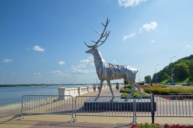Nizhny Novgorod, Rusya - 19 Ağustos 2019: Bir geyiğin Heykeli - Nizhnevolzhskaya seti üzerinde şehrin sembolü