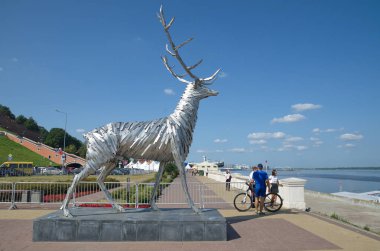 Nizhny Novgorod, Rusya - 19 Ağustos 2019: Nizhnevolzhskaya seti üzerinde geyik heykeli