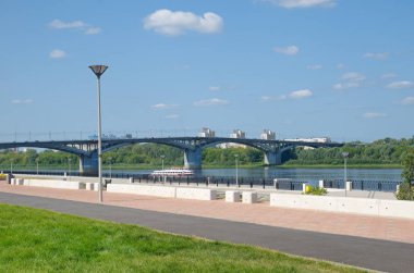 Nizhny Novgorod, Rusya - 19 Ağustos 2019: Nizhnevolzhskaya setinin yaz manzarası, Oka nehri ve metromost