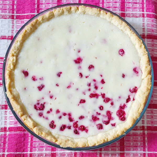 Ekşi krema dolgu ve ahududu ile kum kek