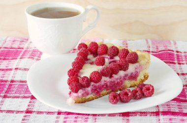 Ekşi krema ve bir fincan çay ile Kumlu ahududu pasta