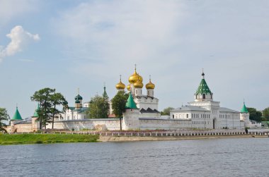 Kostroma, Yaroslavl bölgesinde Kostroma Nehri üzerinde Holy Trinity Ipatiev erkek manastır. Rusya'nın Altın Yüzüğü 
