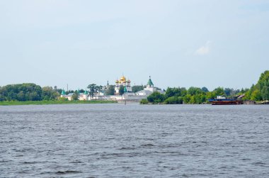 Eski Rus kenti Kostroma, Yaroslavl bölgesinde Kostroma Nehri üzerinde Holy Trinity Ipatiev erkek manastırıyaz görünümü. Rusya'nın Altın Yüzüğü 