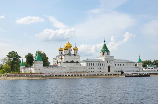 화창한 코스트로마의 삼위일체 이파티예프 수도원의 야로슬라블 러시아 — 스톡 사진