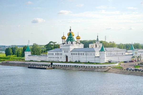 Beskåda Den Heliga Treenigheten Ipatiev Kloster Kostroma Solig Sommardag Yaroslavl — Stockfoto