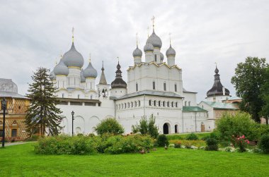 Diriliş Kapısı Kilisesi ve Rostov Kremlin varsayım Katedrali. Rostov Veliky, Yaroslavl region, Rusya Federasyonu
