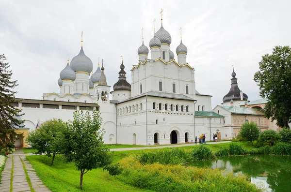 ロストフ大王 ヤロスラヴリ地域 ロシア 2019年7月24日 復活のゲート教会とロストフ クレムリンの前提大聖堂 ロシアの黄金のリング — ストック写真