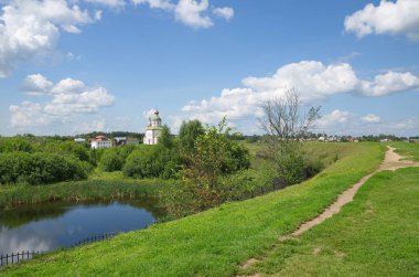 İvanova dağı ve Kamenka Nehri üzerinde Peygamber İlyas Kilisesi'nin eski savunma sur görünümü. Suzdal, Vladimir region, Rusya Federasyonu