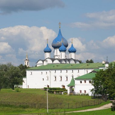 Suzdal Kremlin'in yaz manzarası. Kutsal bakire Meryem'in Doğuşu Katedrali ve Piskopos'un odaları. Suzdal, Vladimir region, Rusya Federasyonu