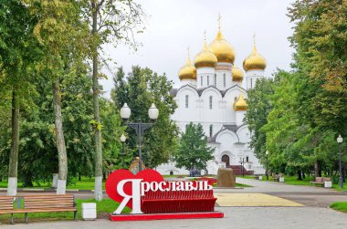 Yaroslavl, Rusya - 25 Temmuz 2019: Varsayım Katedrali ve dekoratif bankta 