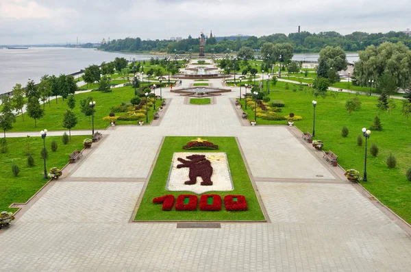 Yaroslavl, Rusya - 25 Temmuz 2019: Strelka'nın yaz manzarası - Volga ve Kotorosli nehirlerinin ve Damansky adasındaki Park'ın kesiştiği yer