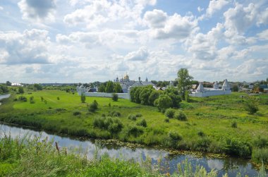Kamenka Nehri Kıyısındaki Pokrovsky manastırının yaz manzarası. Suzdal, Vladimir region, Rusya Federasyonu 