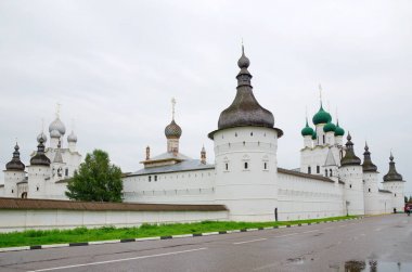 Rostov Kremlin'in tapınakları ve kuleleri. Rostov Veliky, Yaroslavl bölgesi, Rusya. Rusya'nın altın yüzüğü